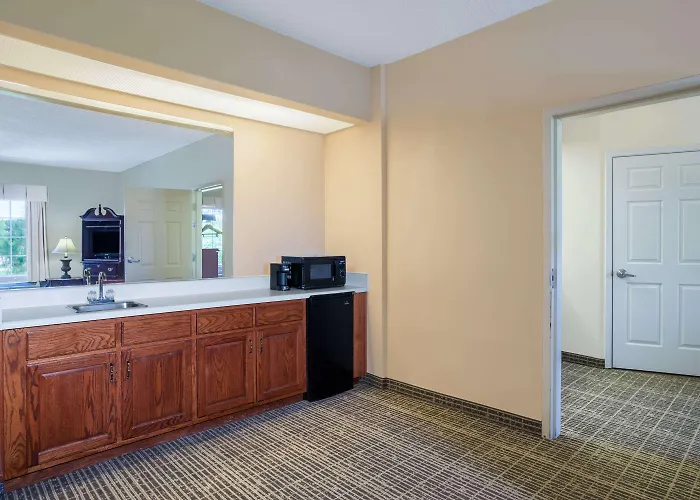 Baymont By Wyndham Lafayette Airport